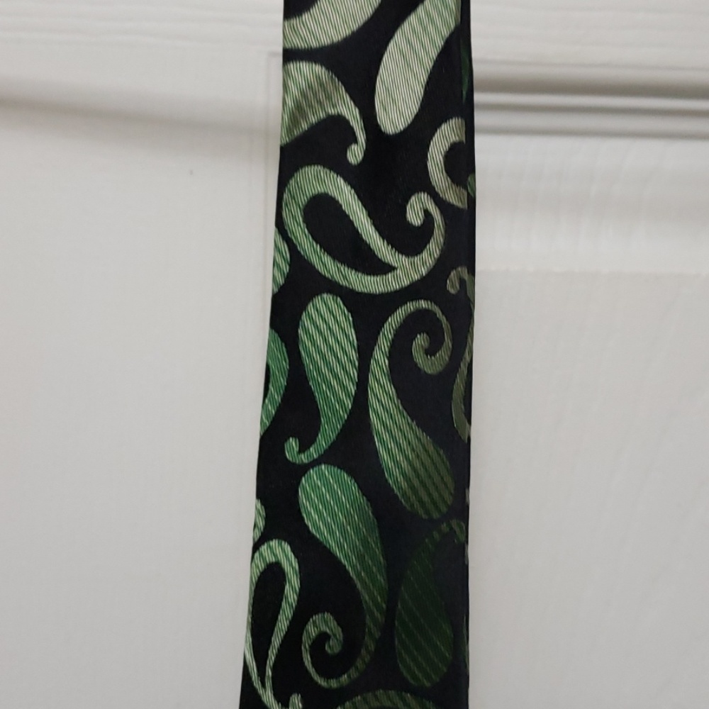 black/green tie